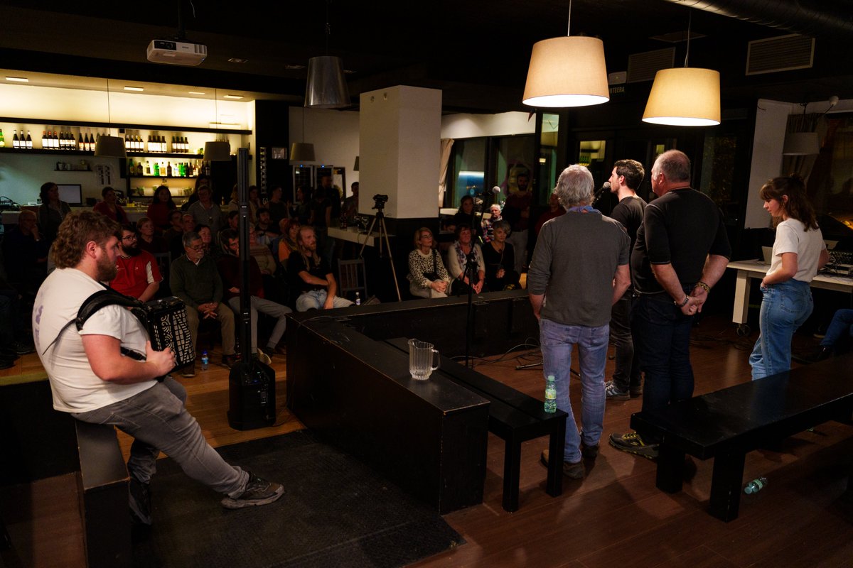 Aurreko ostiralean, azaroaren 15ean, Algortako Azebarri txokoan egin zen Bihotza Gazte bertso jaialdiaren argazkiak ALBEren webgunean dituzue ikusgai:
albe.eus/gazte-argazki-…
#bertsolaritza <a href="/bertsolaritza/">Bertsoa</a> <a href="/Bertsozale/">Bertsozale Elkartea</a> <a href="/BBertsozale/">Bizkaiko Bertsozale</a> <a href="/bizkaie/">Bizkaie!</a> <a href="/HirukaEus/">Hiruka</a> <a href="/bilbohiria/">Bilbo Hiria irratia</a> <a href="/azebarri/">Azebarri</a>