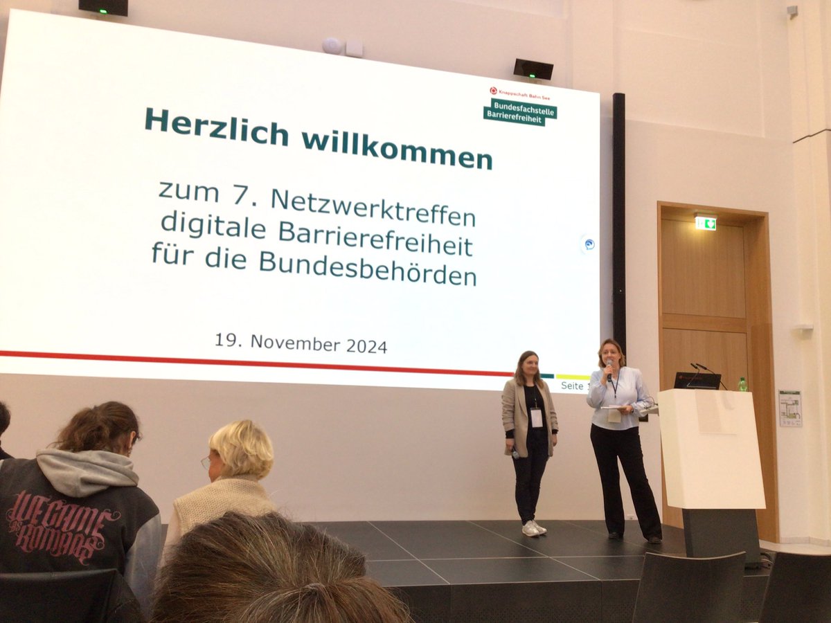 Jetzt begrüßen Dorothee Wulf (rechts) und Simone Miesner (links) von der Bundesfachstelle die Gäste beim Netzwerktreffen.