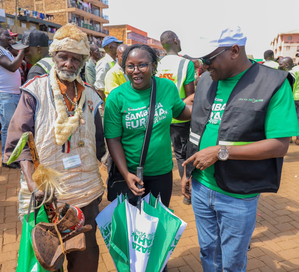 keitMatuku's tweet photo. Hello guys @SafaricomPLC  has launched a nationwide caravan to spread cheer and happiness during this festive season gifts to be won include airtime, live goat chicken  and food hampers and they are in mount region this week https://t.co/D1DwSEIZK0