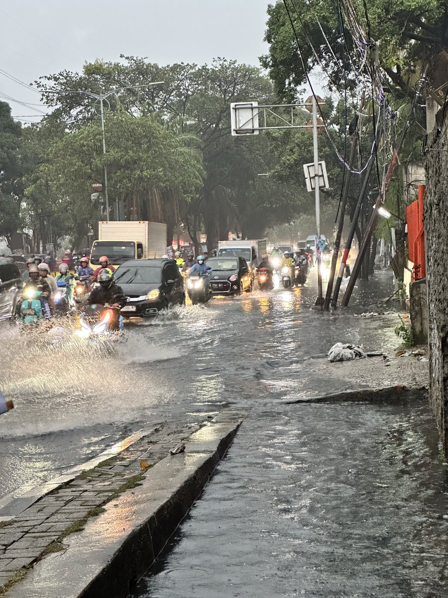“Orang Indonesia malas jalan kaki. Orang LN tuh suka jalan kaki sampe 5 km.”
🤡