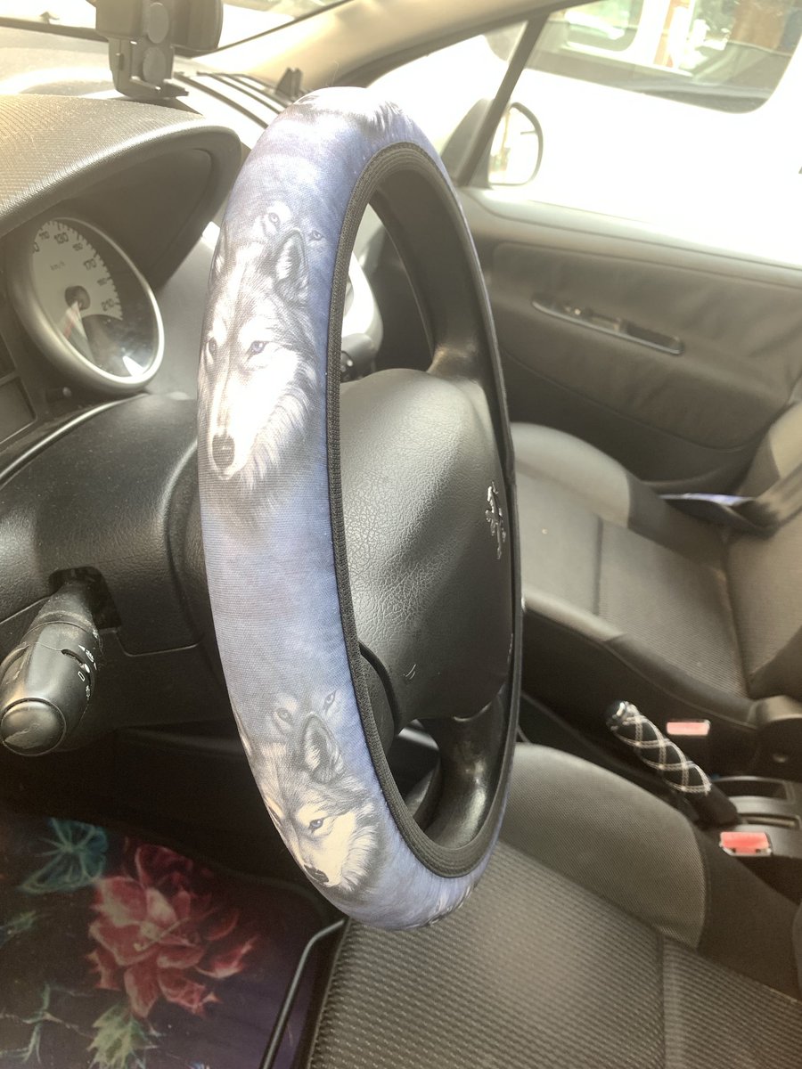 Volant tête de loup, tapis à fleurs, poignée de frein à main à carreaux… Avoir une vieille bagnole n’empêche pas d’avoir la classe quand même