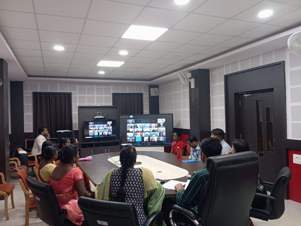 RChaudhur7428's tweet photo. Dantewada district participated in the inauguration of World Toilet Day through video conferencing, where the Sarpanch of Niyad Nelannar Panchayat engaged in a discussion with the Honorable DY. CM  about the usage of toilets .#ToiletsForDignity
@SBM CHHATTISGARH @UNICEFINDIA https://t.co/Kc7kCklnEE