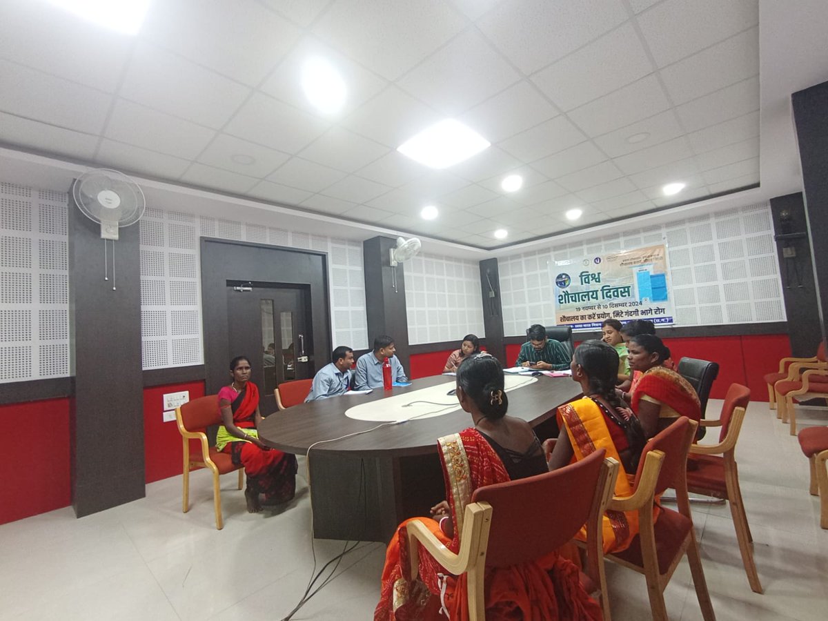 RChaudhur7428's tweet photo. Dantewada district participated in the inauguration of World Toilet Day through video conferencing, where the Sarpanch of Niyad Nelannar Panchayat engaged in a discussion with the Honorable DY. CM  about the usage of toilets .#ToiletsForDignity
@SBM CHHATTISGARH @UNICEFINDIA https://t.co/Kc7kCklnEE