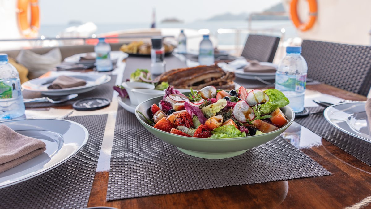 AMCharter's tweet photo. Yacht Charter Phuket, meet Chef First and enjoy his gourmet cuisine ;)  https://t.co/4mFZ5ClN3f #luxuryyacht #luxuryyachtcharter #phuketyachtrent #phuketboatrent #bestcrew #bestchef #thaifood #phiphiislands #mayabay #saltyhair #tropicalescape https://t.co/CKyOZz1KVh