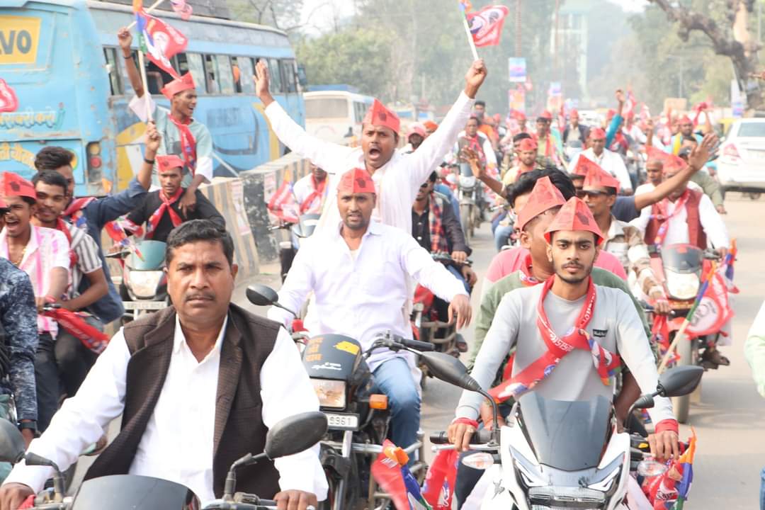 sonofmallah's tweet photo. बक्सर के एसएस पैलेस हॉल में आयोजित निषाद आरक्षण संकल्प यात्रा 3.0 के दौरान "सरकार बनाओ अधिकार पाओ" अभियान के तहत वीआईपी पार्टी के पदाधिकारियों एवं कार्यकर्ताओं को संबोधि�� किया।

समाज की सशक्तीकरण एवं बच्चों के उज्जवल भविष्य के लिए हमें एकजुट होकर संकल्प के साथ आगे बढ़ना होगा। यह समय अपने अधिकारों को हासिल करने का है। हमारा उद्देश्य ऐसी सरकार का निर्माण करना है, जो निषाद समाज और वंचित वर्गों के साथ पूर्ण न्याय करे, उन्हें वह सम्मान और अधिकार प्रदान करे, जिसके वे हकदार हैं।
"सरकार बनाओ अधिकार पाओ" केवल एक नारा नहीं है, बल्कि यह हक-अधिकार से वंचित वर्गों को न्या��� और सम्मान दिलाने का हमारा संकल्प है।
#SankalpYatraPart3 #MukeshSahani #vipparty #NishadAarakshanSankalpYatra #sankalpyatra #NishadAarakshan #Sankalpyatravip #बक्सर #SarkarBanaoAdhikarPao