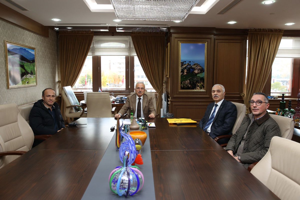 PTT Başmüdürü, Türkiye Radyo Amatörleri Cemiyeti (TRAC) Başkan Yardımcısı Şinasi Duman, Türkiye Radyo Amatörleri Cemiyeti (TRAC) Başkanı Hüdaverdi Güneş ve Türkiye Radyo Amatörleri Cemiyeti Yönetim Kurulu Üyesi Mehmet Şimşek misafirimiz oldular.

Değerli misafirlerimize nazik