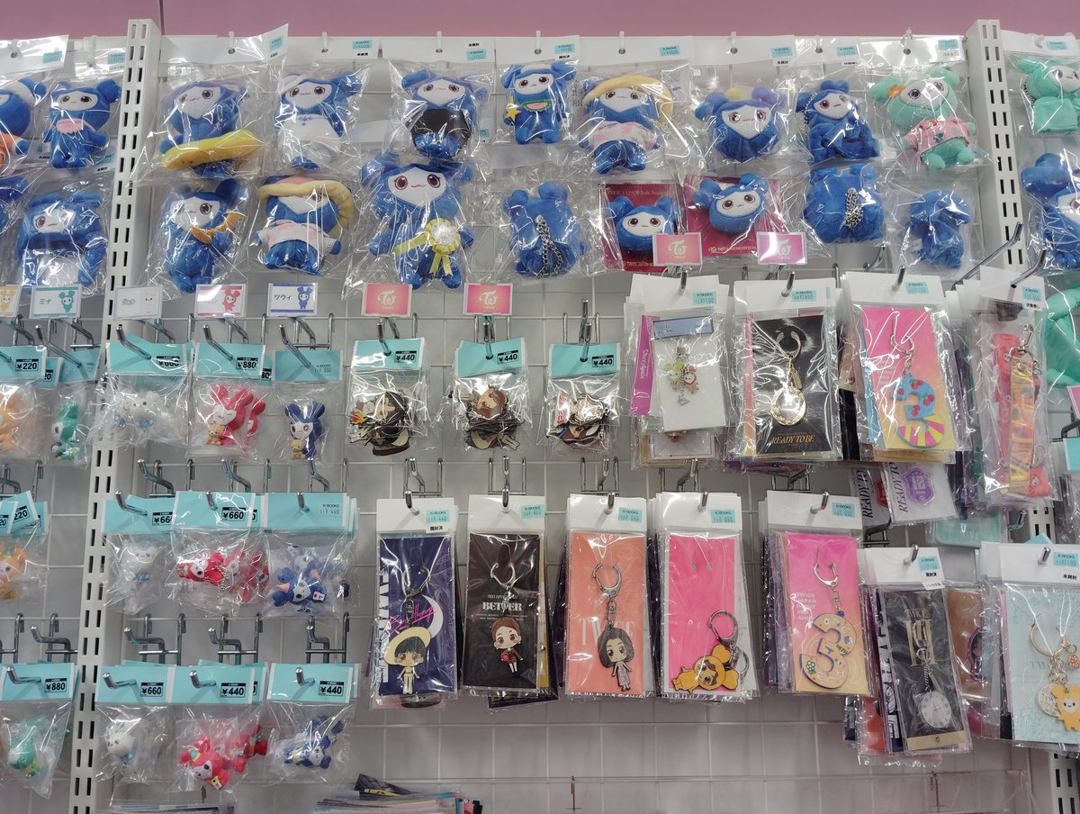 TWICE コーナー見やすく整理完了( ⋅֊⋅ ) 缶バッジなどグッズ類が