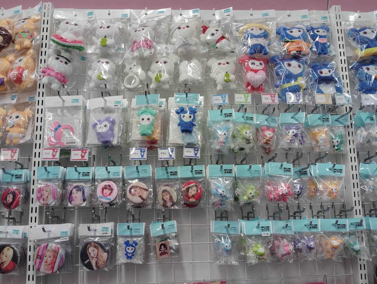 TWICE コーナー見やすく整理完了( ⋅֊⋅ ) 缶バッジなどグッズ類が