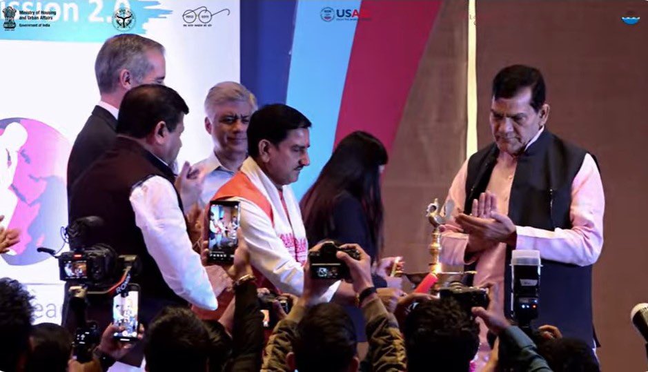 tokhansahu_bjp's tweet photo. Today on #WorldToiletDay we launched the five-week "Clean Toilets, Our Responsibility" campaign under the #CleanToiletChallenge 2024 at the inauguration of two day National Knowledge Workshop being held in Lucknow. 

@MoHUA_India @SwachhBharatGov https://t.co/QtJUv3EGsi