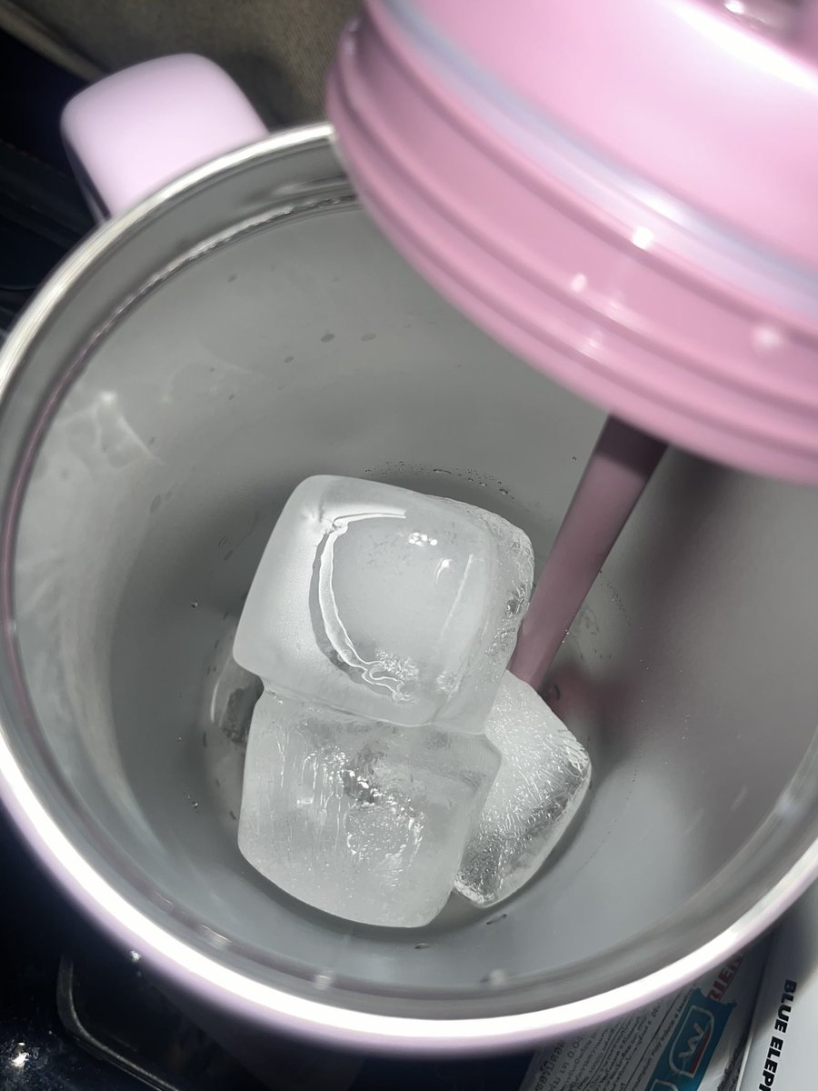 Sawarinni's tweet image. แก้วเก็บความเย็นของ bottle bottle ไซส์ 40 ออนซ์ ดีไซน์น่ารักมากกกก เก็บความเย็นฉ่ำๆ  เราชอบดีไซน์หลอดมาก ทำมาเป็นทรงโค้งเข้าปากพอดี ดื่มได้ 2 แบบ แบบใส่หลอดกับแบบยกดื่ม สีพาสเทลน่ารักสุดๆ 🥣🧊🍈