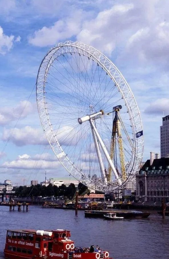 I heard that the London Eye will be demolished in 2028. If you haven't experienced it yet, you must come here now.