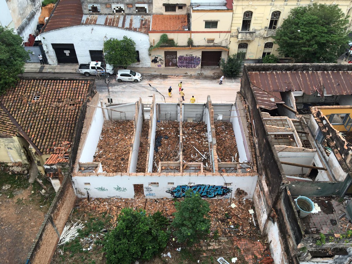 jortegapy86's tweet photo. @Unicanal Está es la realidad de esa cuadra! Roban y roban! Viene la policía y los llevan a las 6 horas vuelven! Volves a llamar a la policía y ya no vienen! Ahora están destechando el edificio de la esquina pte franco y Oleary https://t.co/nAfaXpfUyG