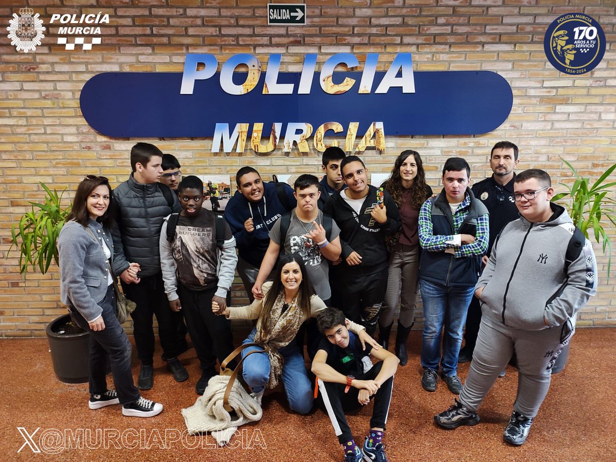 MurciaPolicia's tweet photo. 👮‍♂️👮‍♀️ Esta mañana hemos recibido una visita muy especial: l@s alumn@s del Centro de Educación Especial para niños autistas Las Boqueras @ceelasboqueras

Han conocido de cerca nuestro trabajo y juntos hemos compartido una experiencia enriquecedora. ¡Gracias por visitarnos! 💙✨ https://t.co/esbzVcsO1I