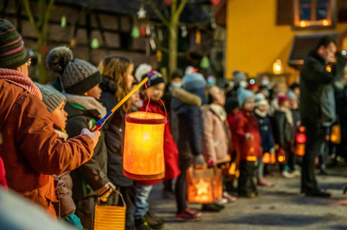 Début des festivités de #Noël ce week-end, avec les Lumières de l'Avent à Ammerschwihr : marché de Noël, balade aux lanternes, visite du St Nicolas, et plein d'autres surprises vous attendent ! bit.ly/lumieres-Avent <a href="/TopmusicAlsace/">Top Music</a> @Europe2Stras @bleualsace #visitKB