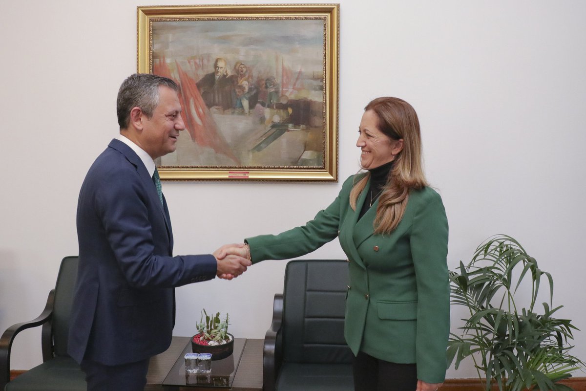 Üç işçi konfederasyonu Genel Başkanları #VergideAdalet sağlanması için ortak taleplerimizi ve önerilerimizi iletmek üzere TBMM’deki temaslarına devam ediyor. 
Bu kapsamda CHP Genel Başkan Özgür Özel ile bir görüşme gerçekleştirildi.