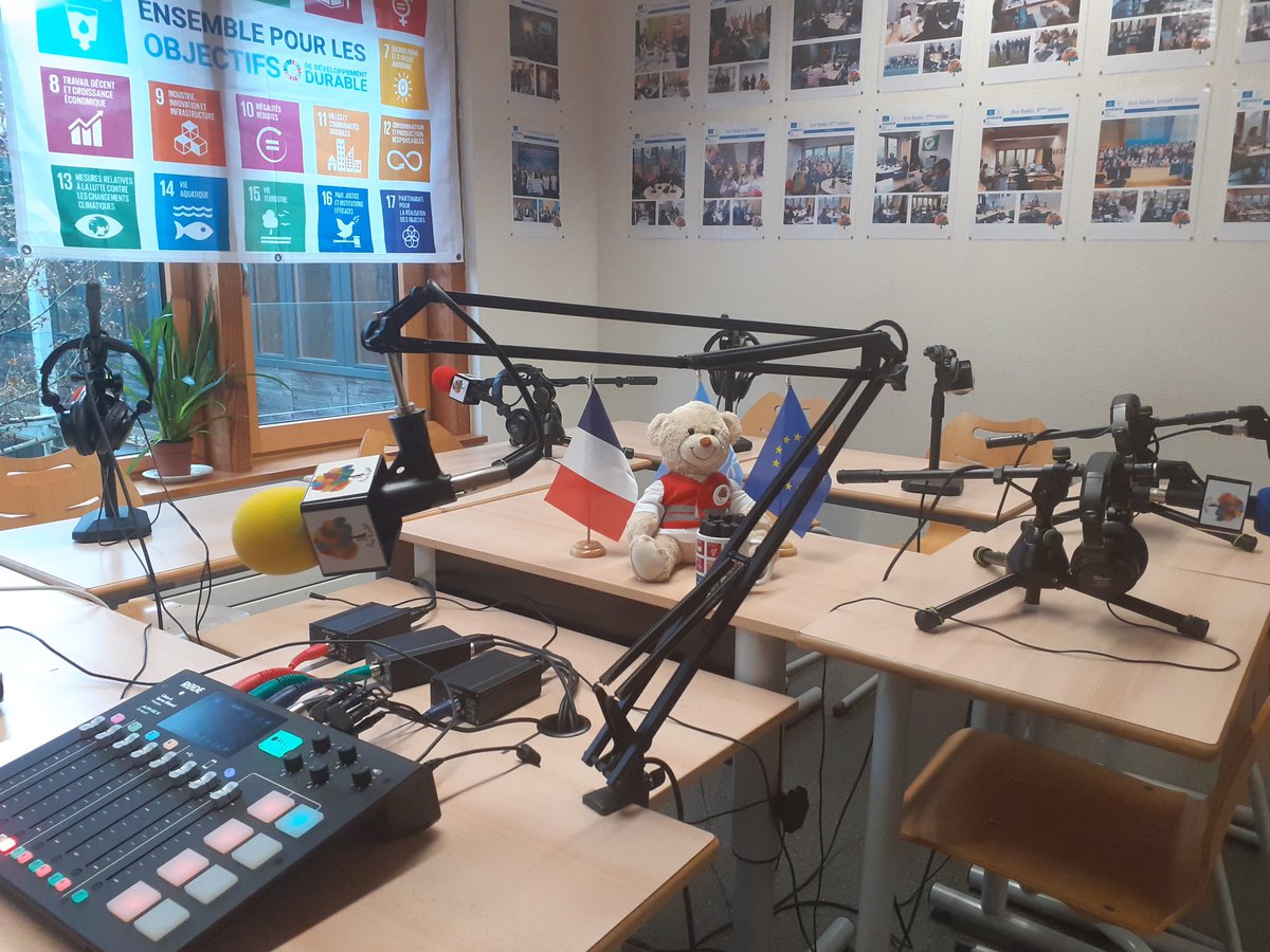 Des élèves de 6ème ont enregistré des questions pour France Info Junior dans le studio de la webradio du collège.
Cela fait suite à deux séances de préparation avec <a href="/EstelleFaure/">Estelle Faure</a>, journaliste <a href="/franceinfo/">franceinfo</a>.
Hâte d'entendre le résultat !

#ÉducMédiaInfo <a href="/Clemi_Lorraine/">Clemi Nancy-Metz</a>
