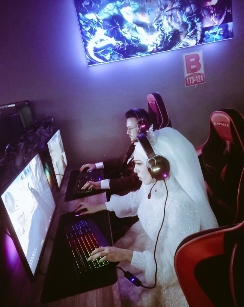 Twitch Retweet tweet media