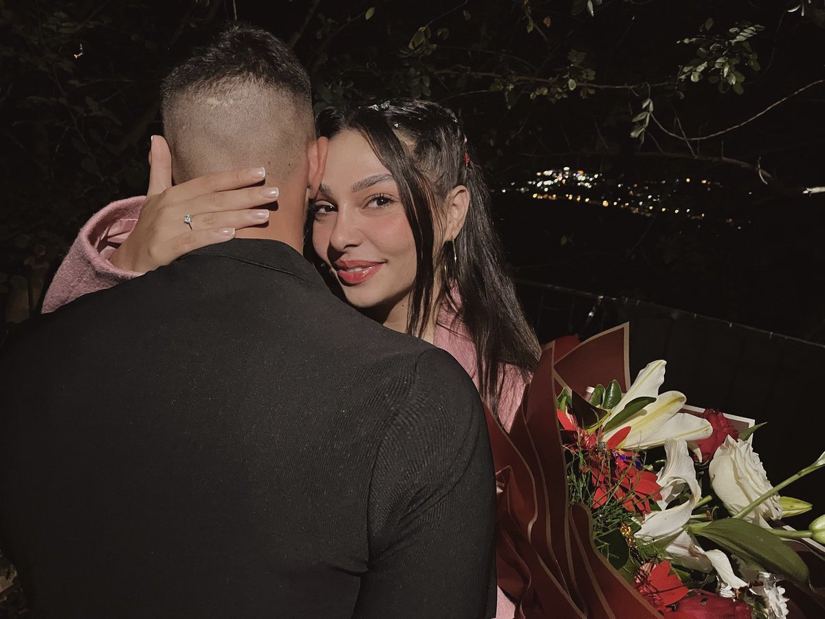 myigiter0's tweet photo. i said yes 😭💍🤍✨🥂💐 https://t.co/Dr6Zkprl6M