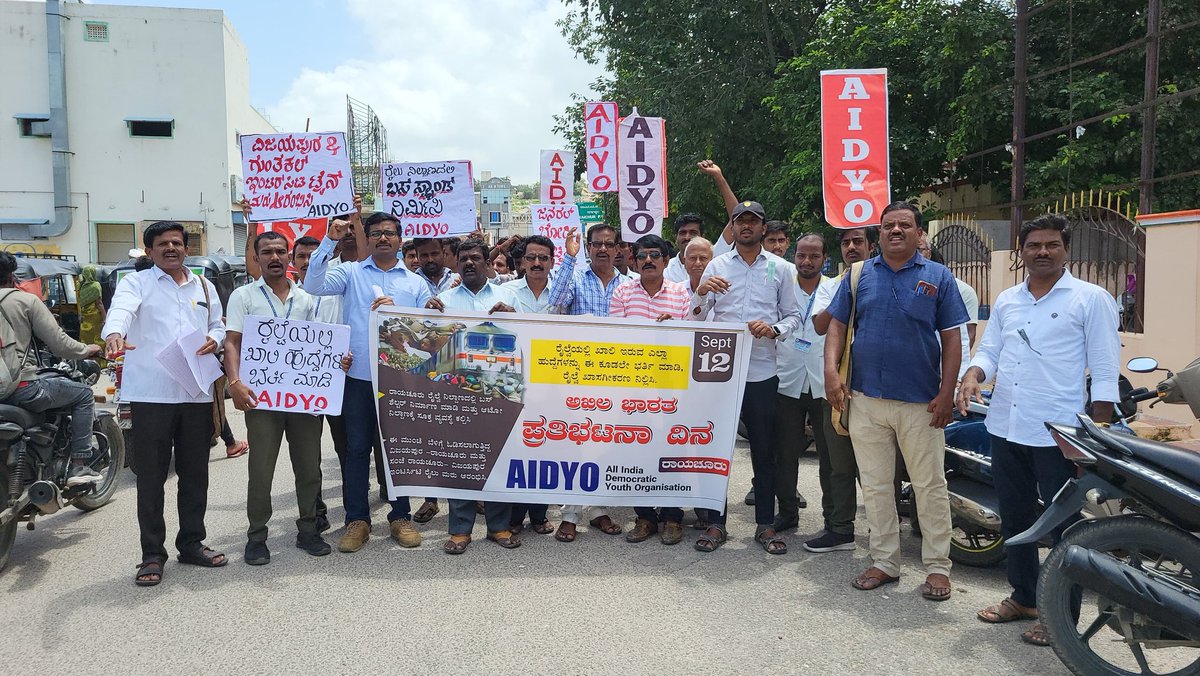 #FillUpAllRailwaysVacancies
#IncreaseGeneralCoachesinTrains
<a href="/RailMinIndia/">Ministry of Railways</a>