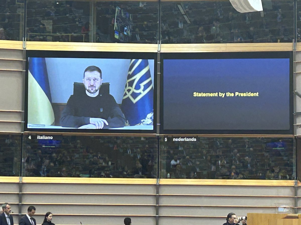Alors que l’Ukraine subit l’agression de la Russie depuis 1000 jours. <a href="/ZelenskyyUa/">Volodymyr Zelenskyy / Володимир Зеленський</a> rappelle au Parlement européen des vérités qui dérangent ceux qui voudraient les oublier:
Qui a attaqué l’Ukraine qui ne la menaçait pas ?  La Russie
Qui refuse la paix ? La Russie 
Qui escalade