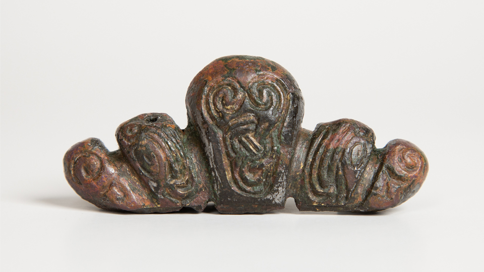 𝗣𝗿𝗶𝗺𝗲𝘂𝗿: Tsiende-iuwsk Fikingswurdfragmint fûn yn Fryske boaiem ⚔️
@friesmuseum &amp; Fryske Akademy presintearje in fragmint fan in Fikingswurd út de 10de iuw, fûn by #Wytmarsum. It is in ‘pommelkape’, dy’t ea it hânfet fan in swurd bekroande.
🌐 bit.ly/3UVEH4Q