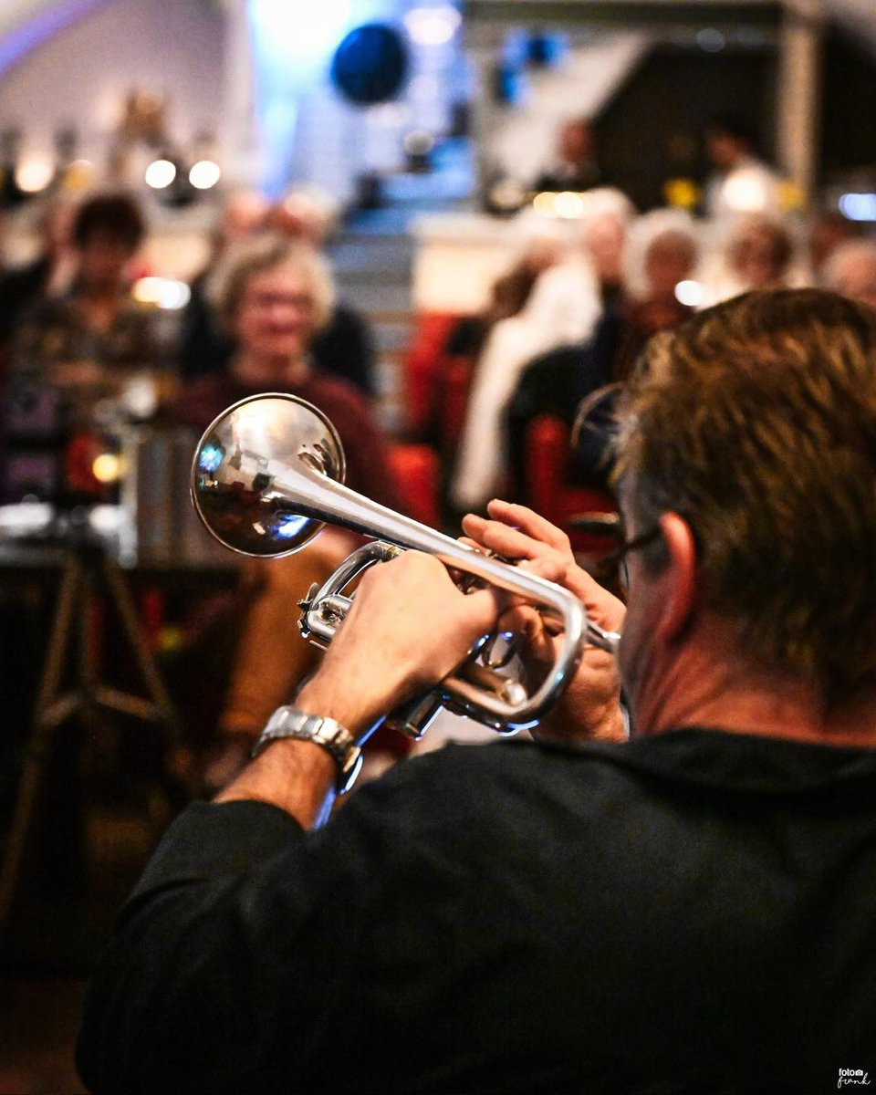 Het was een heerlijke middag bij Restaurant Vaticano. Met Jan Wessels op trompet en Ulli Wentzlaff op contrabas speelden Tom Klein en ik repertoire van Chet Baker. Het was volle bak en het publiek. Dit was hopelijk de eerste van veel Odes aan Chet Baker:)

Foto’s: Frank Mossink