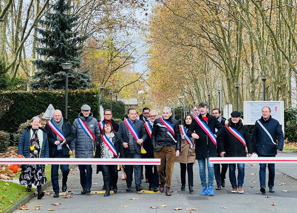 Communes sacrifiées = République en danger

À l’initiative du Président des Maires de l’#Essonne <a href="/FrVigouroux/">Francisque Vigouroux</a>, nous étions 300 élus à manifester devant la Préfecture afin d'exiger que les efforts démesurés demandés aux collectivités évoluent lors de l’examen au #Sénat. #PLF2025