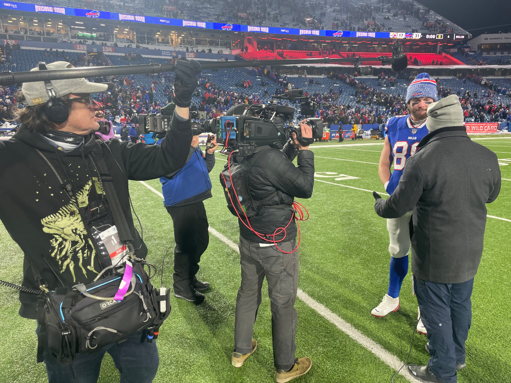 Bubblebee_Ind's tweet image. 🎬 A little behind the scenes with Location Sound Mixer Noel Dannemiller using The Spacer Bubble to record an interview of an NFL Buffalo Bills game! 🏈

🔗 bubblebeeindustries.com/collections/th…

#MakingSoundSoundBetter