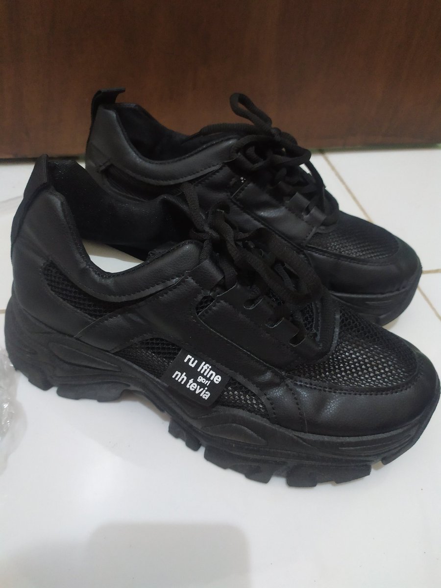 mortaliuf's tweet image. sepatu aku jual murah aja bisa banget buat konser uk 40 yaa~ baru 2x dipake