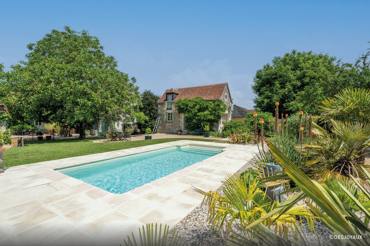 propiscines's tweet photo. 🏆 #TropheesDeLaPiscineEtDuSpa 2024 : catégorie Piscine installée petit budget moins de 20 000€
👉 Sanchez Piscines / @Desjoyaux_pools reçoit le trophée d'or 🥇 pour cette splendide piscine dans un jardin

📷 Desjoyaux https://t.co/2VjH4twuee