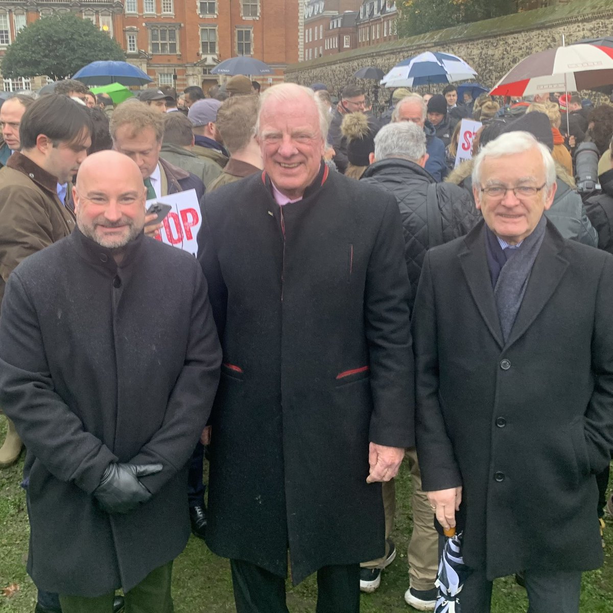 A soggy morning here in London but I’m with @MarcJonesLincs and <a href="/MartinVickers/">Martin Vickers</a> to welcome our Lincolnshire farmers to Westminster.