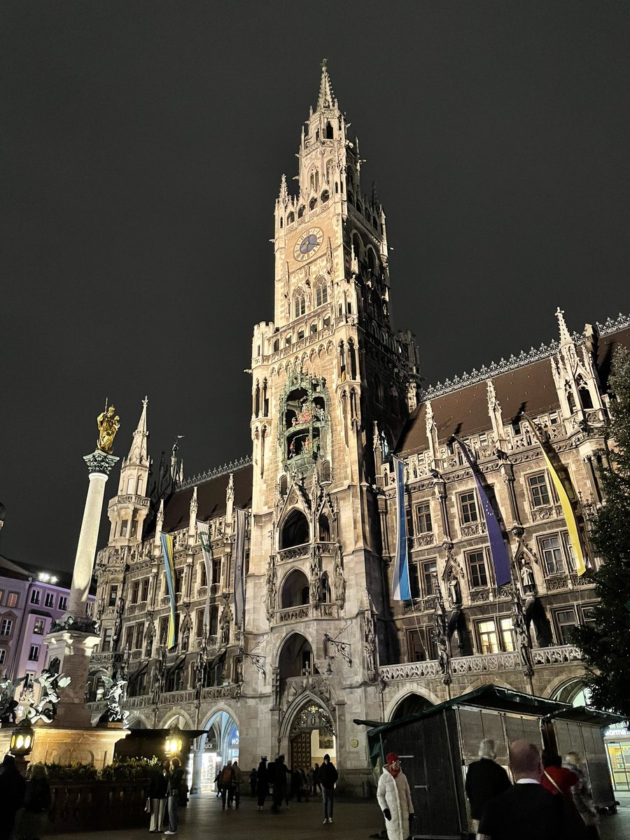 産後初の出張に行ってきました。まとまった休憩なく丸一日会議で、あのアドレナリンが体を駆け巡る感覚は対面ならでは😊
会議後の短い観光と🇩🇪ビールを楽しみにしていましたが、息子が高熱を出し、会議後はケアの手配に追わてトンボ帰り。仕事と育児の両立は難しいけれど出張を増やしていけたらいいな