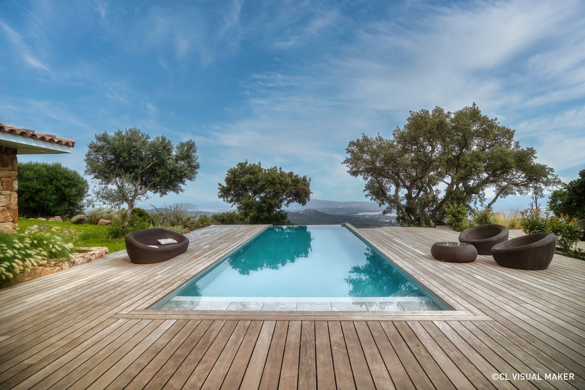 🏆 #TropheesDeLaPiscineEtDuSpa 2024 : catégorie Piscine familiale de forme angulaire de moins de 40m2
👉 <a href="/Piscines2France/">Piscines De France</a> Porto-Vecchio reçoit le trophée d'argent ex æquo🥈 pour cette piscine à débordement surplombant la mer et le maquis corse 
📷 CL Visual Maker
