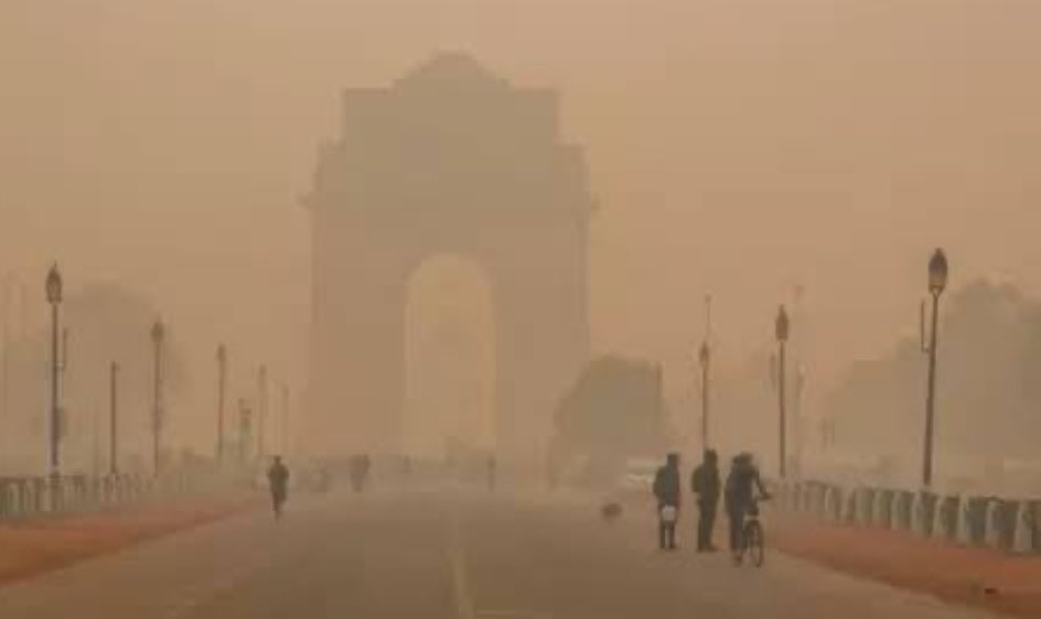 अपने केजरीवाल सर जी की महानता कोई समझ ही नही पा रहा पहले दो बोतल के साथ दो बोतल दारू फ्री लोगों को दी तो जेल जाना पड़ा 
अब हर दिल्ली वाले को बीस सिगरेट एक दिन में फ्री पिला रहे हैं तो लोग बोल रहे हैं आप निकम्मे हैं ।
#DelhiAirPollution