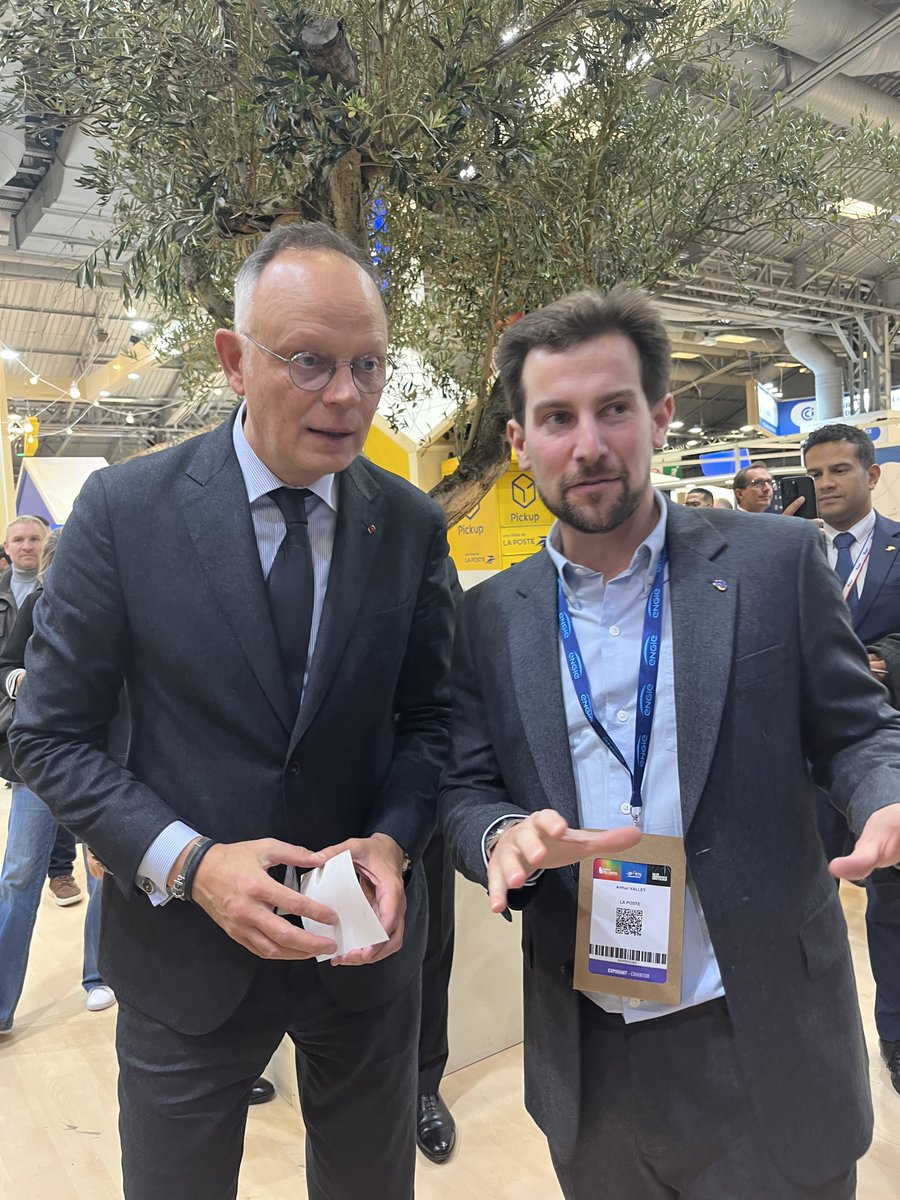 NumSpotCloud's tweet photo. [En Direct🔴]

Échange sur notre stand entre les équipes #NumSpot, @gdarrieussecq, Ministre de la Santé et @EdouarPhilippe, Maire du Havre, autour du #cloud souverain et de confiance au service de la transformation numérique des collectivités. #SMCL2024 https://t.co/xYSRvVGyFB