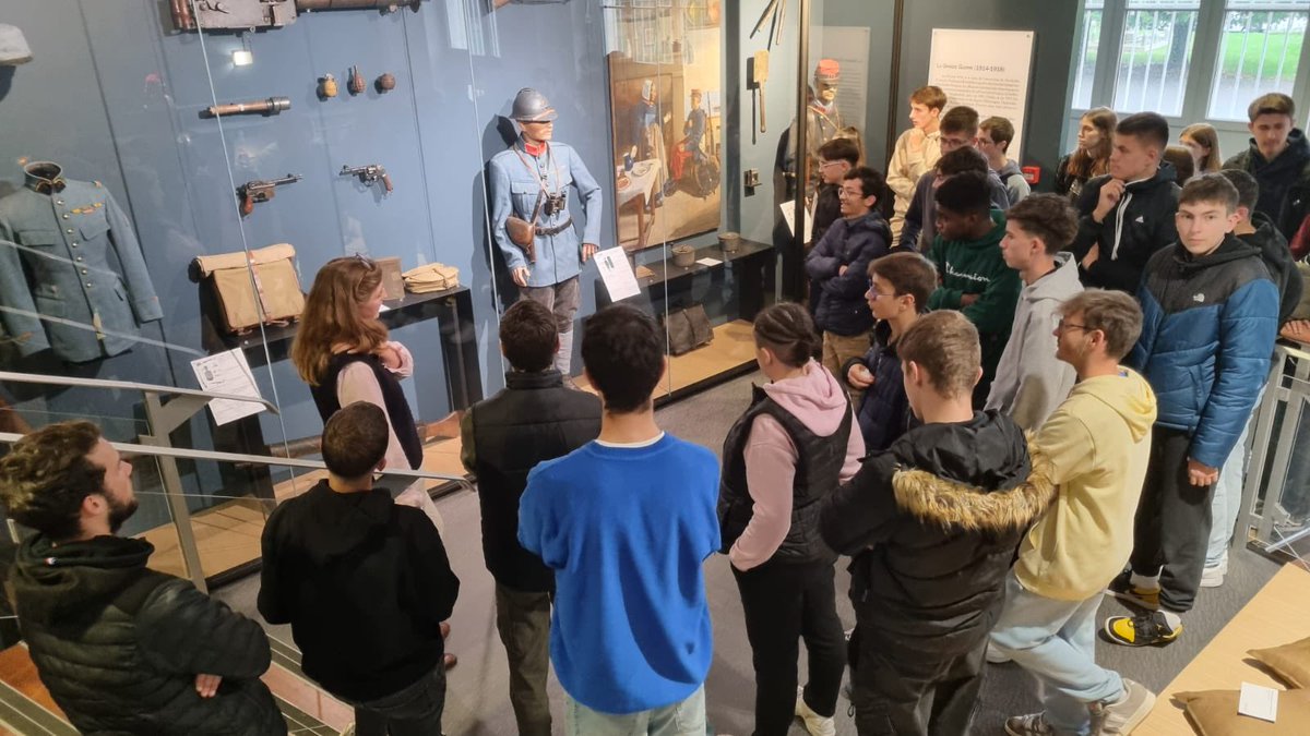 Près de 4️⃣0️⃣ collégiens des classes Défense de #Niort ont découvert :
✅ Les équipements militaires 
✅ L’instruction de nos élèves  
✅ Une cérémonie de présentation au Drapeau
Merci aux établissements partenaires sans lesquels ces classes ne pourraient exister 👏
#EspritDéfense