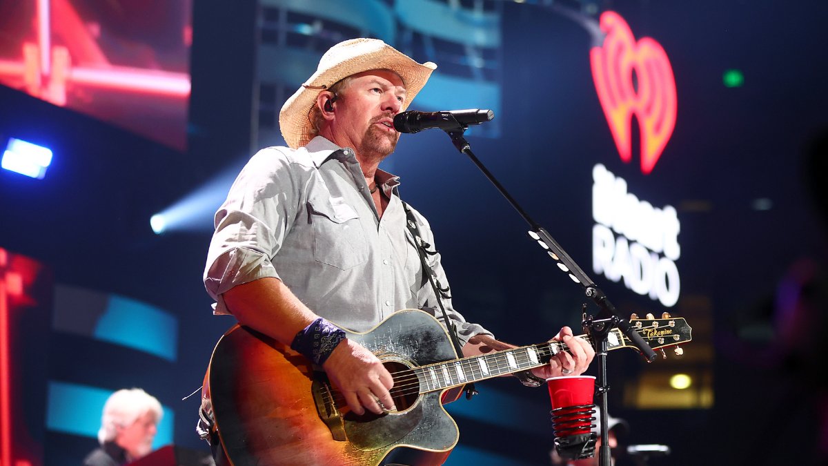 Watch Late Legend Toby Keith Play Song He'd Just Written In Footage From 2001 | US 103.5 us1035.iheart.com/content/2024-1…