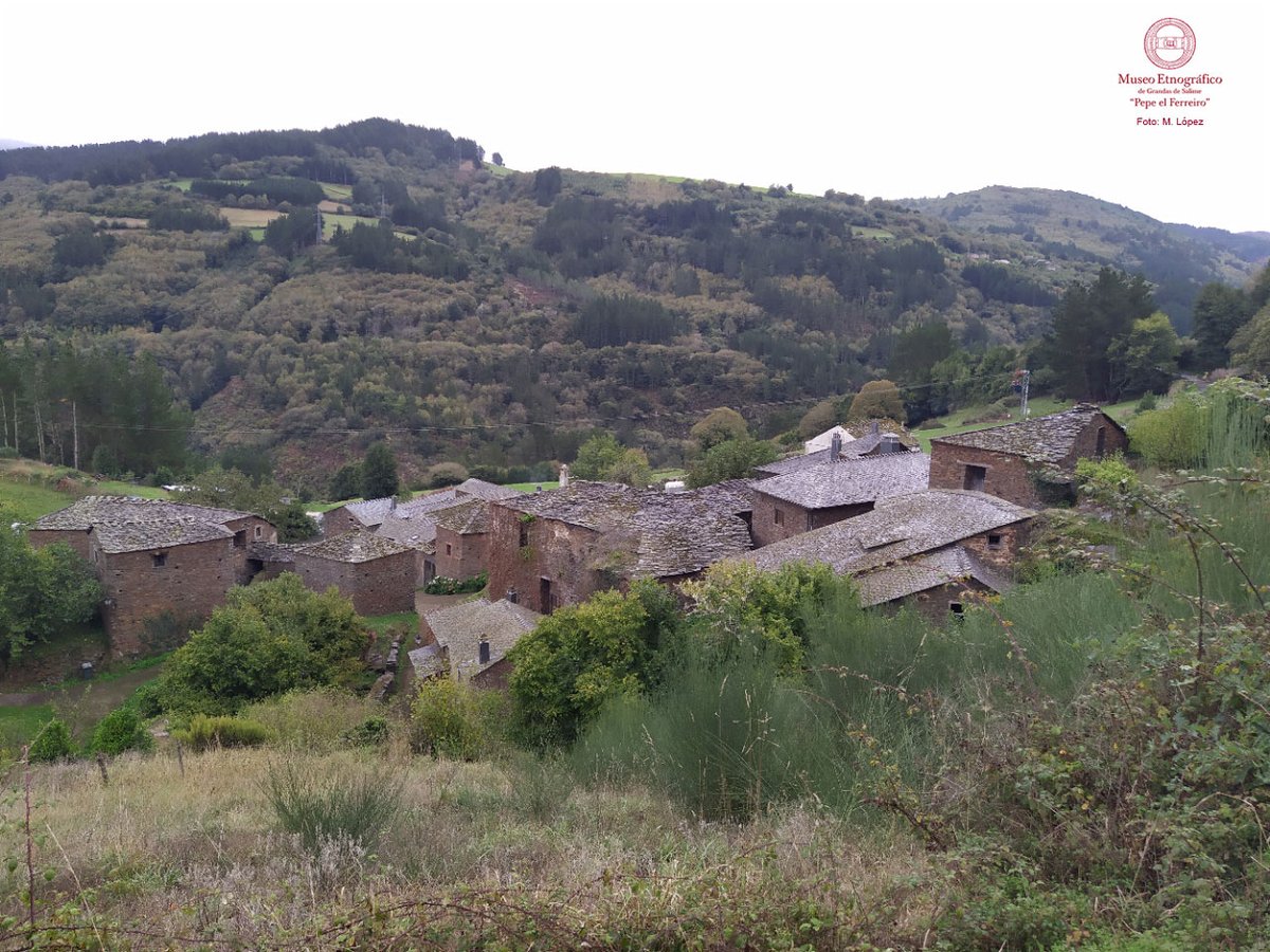 MuseoGrandas's tweet photo. ¿Un paseo por #Argul, en el concejo de #Pesoz? Los edificios en piedra, apoyados sobre el roquedo natural, los corredores y túneles que comunican distintas estancias en las viviendas, (1/2) https://t.co/qyMRN01WgR