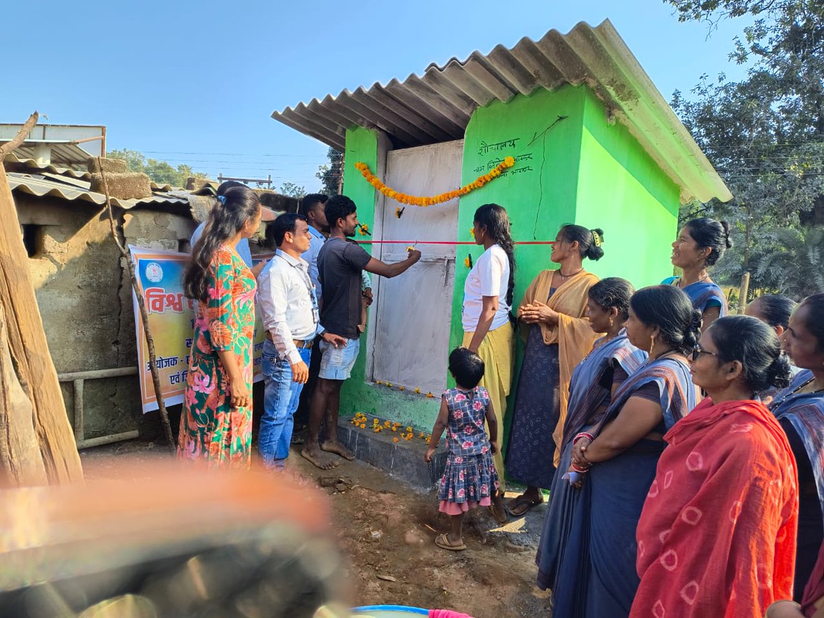 RChaudhur7428's tweet photo. The Niyad Nelannar village, Gamawada, in Dantewada district, celebrated World Toilet Day with the theme "Hamara Shauchalay, Hamara Samman".
#ToiletsForDignity @SBMChhattisgarh
@UNICEFIndia https://t.co/bfXnD3vic9