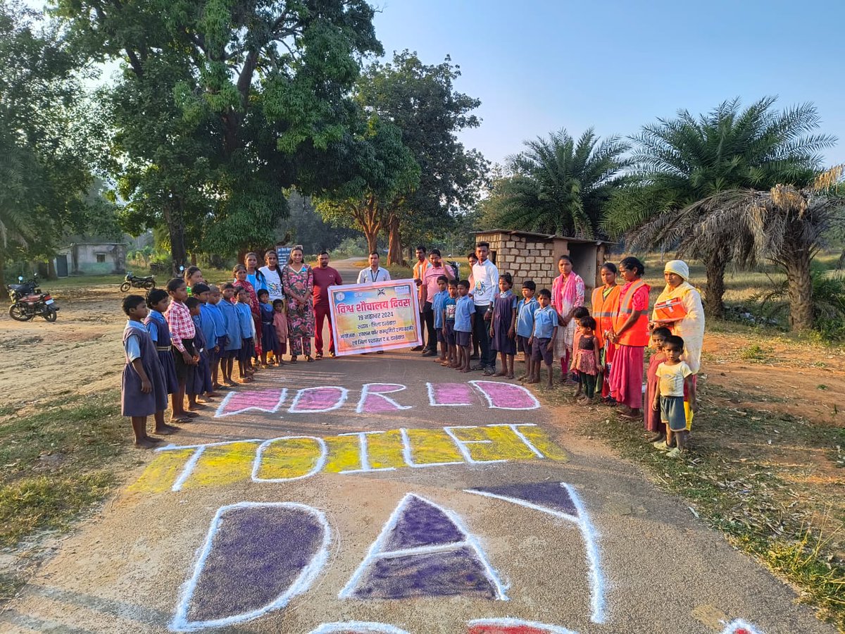 RChaudhur7428's tweet photo. The Niyad Nelannar village, Gamawada, in Dantewada district, celebrated World Toilet Day with the theme "Hamara Shauchalay, Hamara Samman".
#ToiletsForDignity @SBMChhattisgarh
@UNICEFIndia https://t.co/bfXnD3vic9