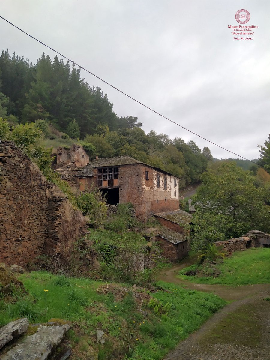 MuseoGrandas's tweet photo. ¿Un paseo por #Argul, en el concejo de #Pesoz? Los edificios en piedra, apoyados sobre el roquedo natural, los corredores y túneles que comunican distintas estancias en las viviendas, (1/2) https://t.co/qyMRN01WgR
