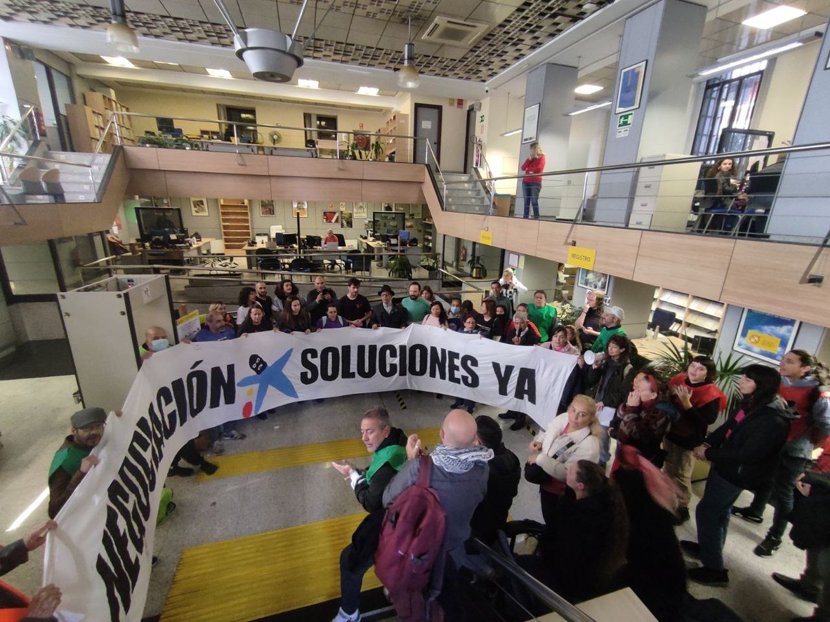 SVCarabanchel's tweet photo. 🔴Hemos ocupado el Ministerio de Derechos Sociales para reclamar la suspensión de todos los desahucios de @caixabank y una mesa de negociación colectiva

El estado es el principal inversor de Caixabank, teniendo el 17% de la propiedad a través del FROB, y por esto es responsable https://t.co/U45PCQWWqM