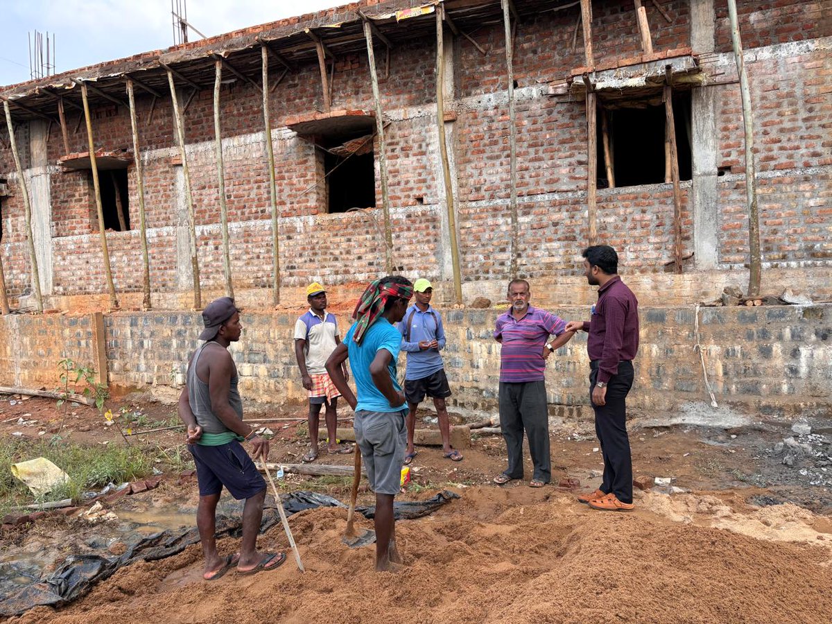 LabourOdisha's tweet image. Labour officials conducted an #onsiteverification and awareness camp for #OBOCWWB in Goudaguda GP, #Koraput. Identified 35 workers, 17 were registered, and 18 were advised to register at the nearest #MoSevaKendra. 
#LabourOdisha #WorkerWelfare #SafetyFirst