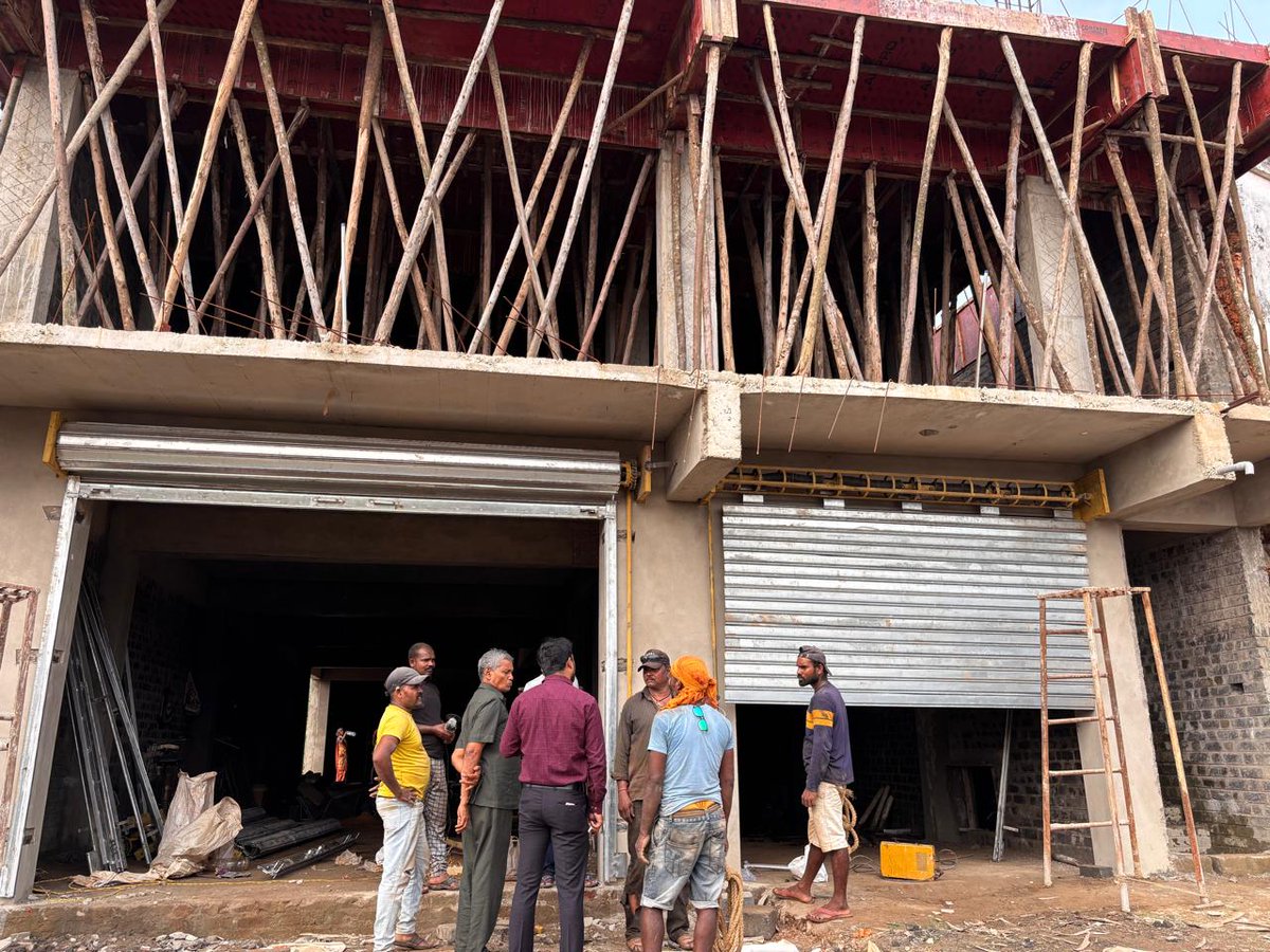 LabourOdisha's tweet image. Labour officials conducted an #onsiteverification and awareness camp for #OBOCWWB in Goudaguda GP, #Koraput. Identified 35 workers, 17 were registered, and 18 were advised to register at the nearest #MoSevaKendra. 
#LabourOdisha #WorkerWelfare #SafetyFirst