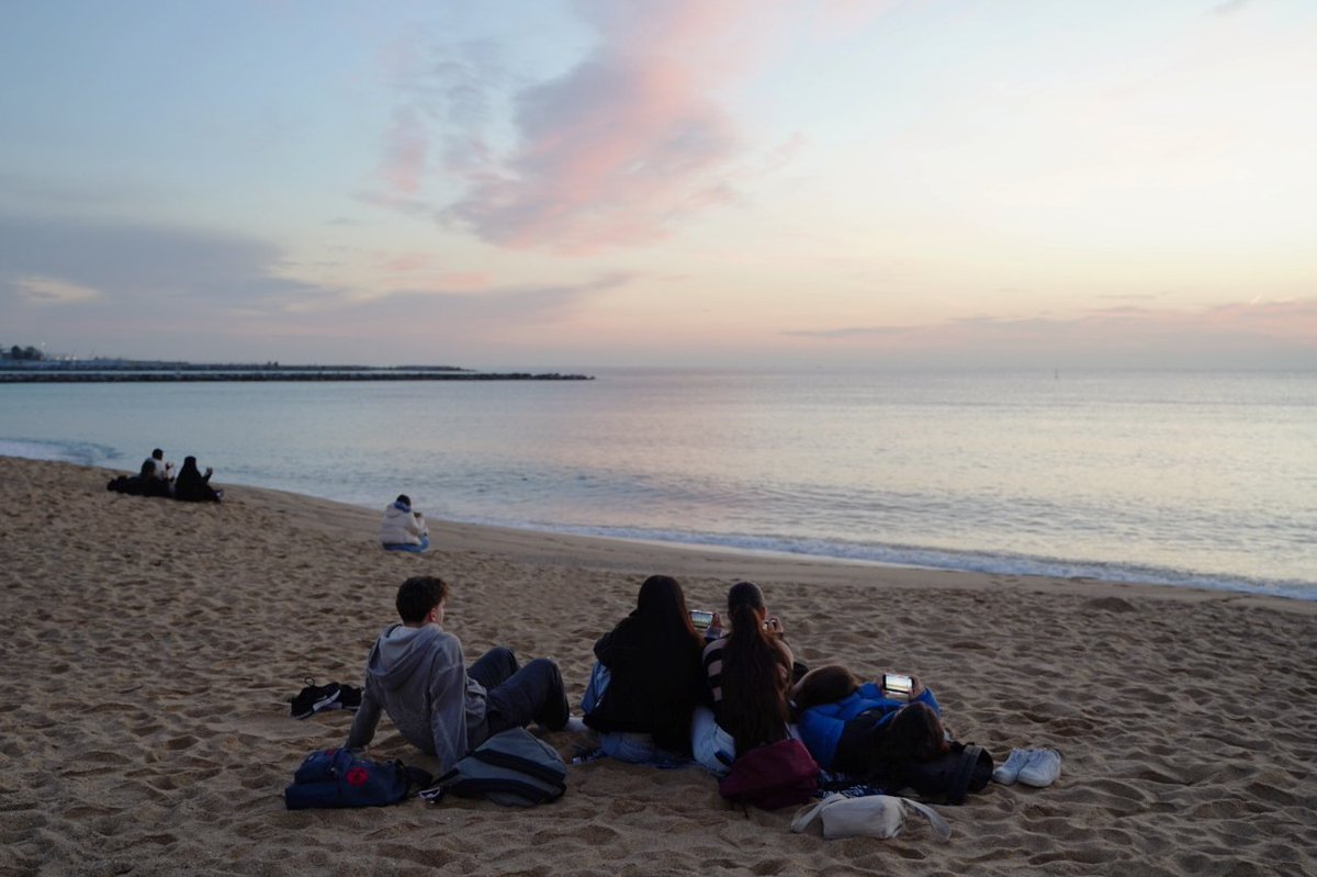 Comença el #DiadelsPlansdelMón #cinemaencurs! 
Empieza el día!
Comeza o día!
The day begins!
絶景の空や雲。最初の『世界を撮る日』の映像が到着しました！
De Tanzània a Cangas, de Tokio a Barcelona, de Berlin a Pamplona... Compartim el cinema i el món!
#ViewsoftheWorld #cinemaencurs