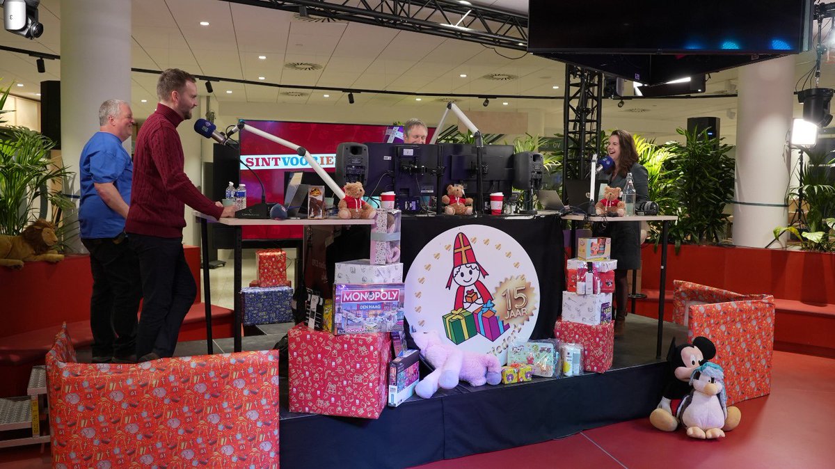 Ook dit jaar deden we weer mee met <a href="/Sintvoorieder1/">Sintvoorieder1</a> Geweldige actie om te zorgen dat alle kinderen een cadeau krijgen, ook in gezinnen die minder hebben te besteden.

Namens leden <a href="/CDADenHaag/">CDA Den Haag</a> weer tassen vol gedoneerd bij <a href="/omroepwest/">Omroep West</a> 🎁
<a href="/CDADenHaag/">CDA Den Haag</a> <a href="/DerkBoswijk/">Derk Boswijk</a> <a href="/JEStandhardt/">Jolijn Standhardt</a>