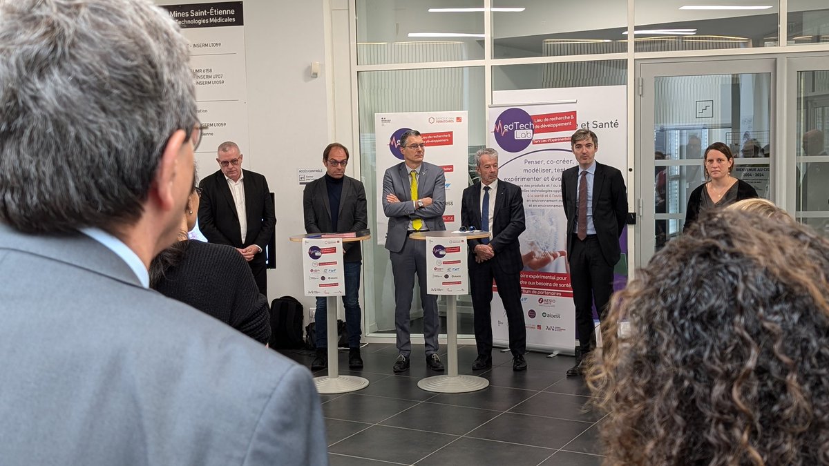 Prefecture42's tweet photo. đđŒ PortĂ© par lâĂ©cole des Mines de #SaintĂtienne, AĂSIO SantĂ© et AĂSIO mutuelle, le #MedTechLab fait partie des laurĂ©ats de lâappel Ă projets "Tiers Lieu dâExpĂ©rimentation", qui sâinscrit dans le plan #France2030.
đ¶ 1,2 million dâeuros ont Ă©tĂ© allouĂ©s par l'Ătat pour pĂ©renniser le living lab, dĂ©velopper ses activitĂ©s et financer deux sous-projets spĂ©cifiques (ANA et ESLIB).
âĄïž S'appuyant sur la participation des professionnels de santĂ© des Ă©tablissements mutualistes, le MedTechLab est ouvert aux chercheurs, ingĂ©nieurs, professionnels de santĂ© hospitaliers, mutualistes, libĂ©raux, usagers et patients, entreprises et start-up, ⊠pour penser, tester, expĂ©rimenter les nouvelles technologies appliquĂ©es Ă la santĂ© et Ă l'autonomie.