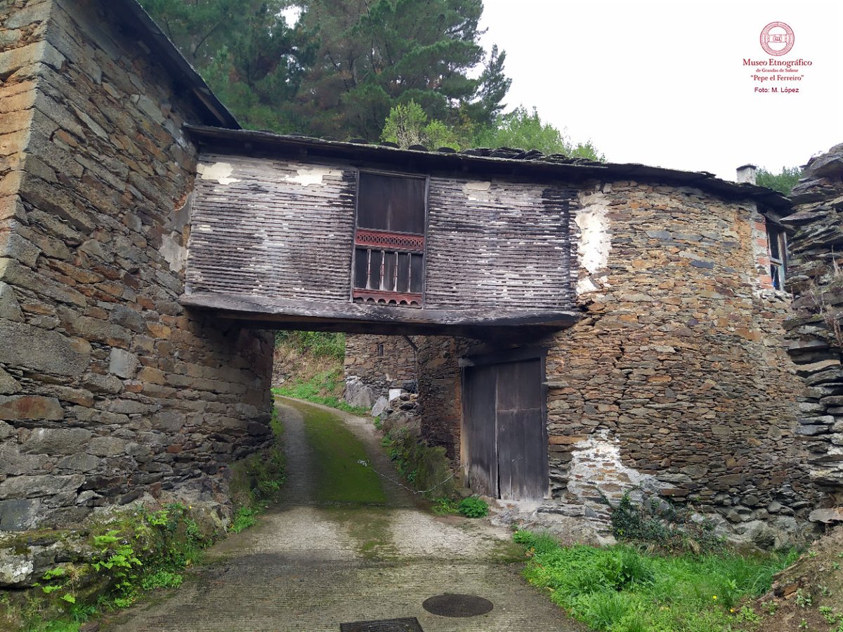 MuseoGrandas's tweet photo. ¿Un paseo por #Argul, nel concello de #Pezós? Os edificios en pedra, apoyaos sobre el roquedo natural, os corredores e túneles que comunican distintas estancias nas viviendas, (1/1) https://t.co/fgzGBjUxQx