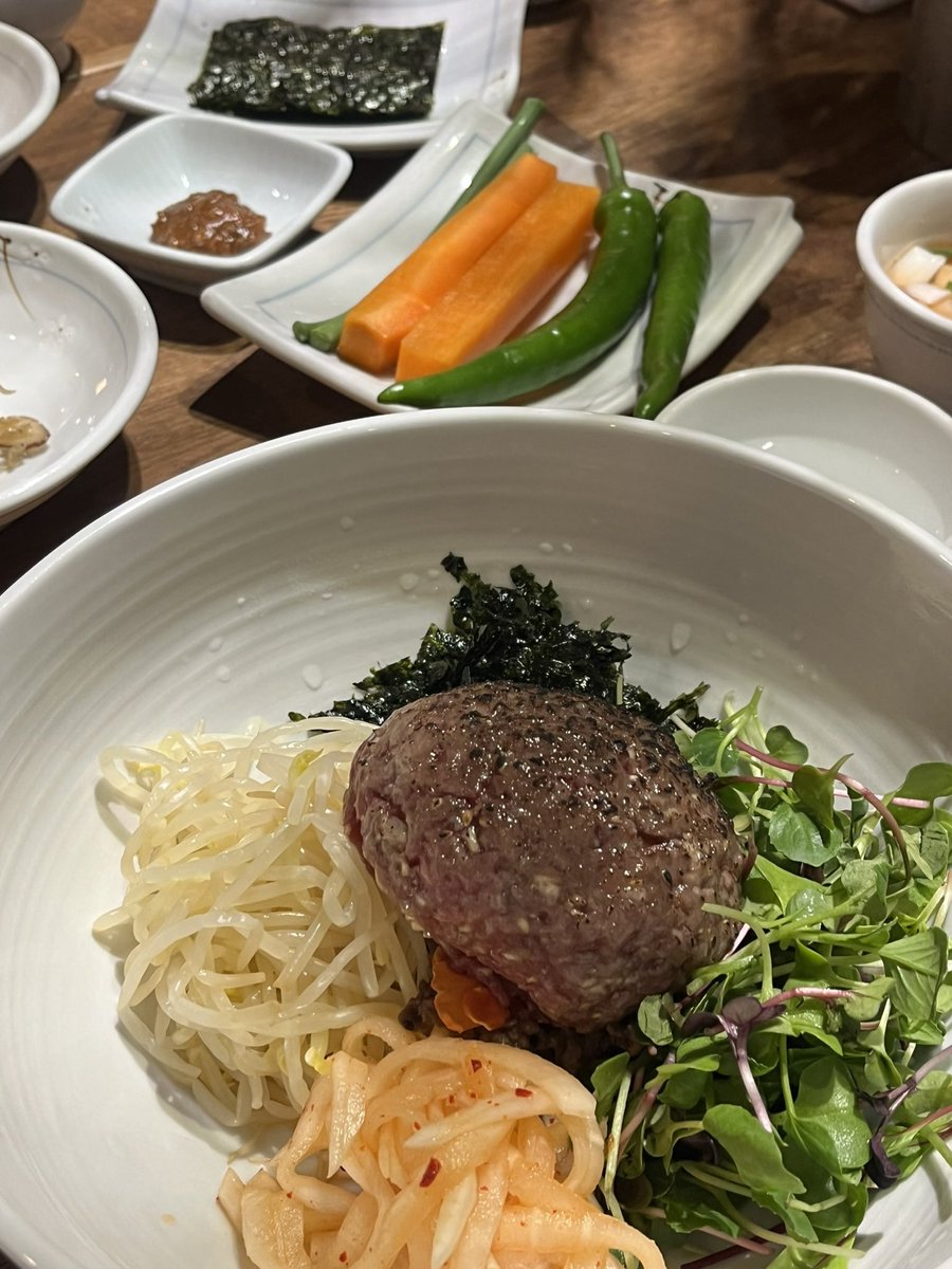 2jj26's tweet photo. 【1,500円で食べれるin狎鴎亭ロデオ】

【牛家】📍ソウル特別市 江南区 新沙洞 653-20

本日は日本人の友達が来たら絶対に行きたいって言う【牛家】に行って来ました❤️🐮（1,900円です🙏）

ユッケ目の前で炙ってくれるの最高😆
3回目の訪問なんだけどやっぱり大満足だった

#狎鴎亭ロデオ
#韓国グルメ https://t.co/XdvLcedd5E