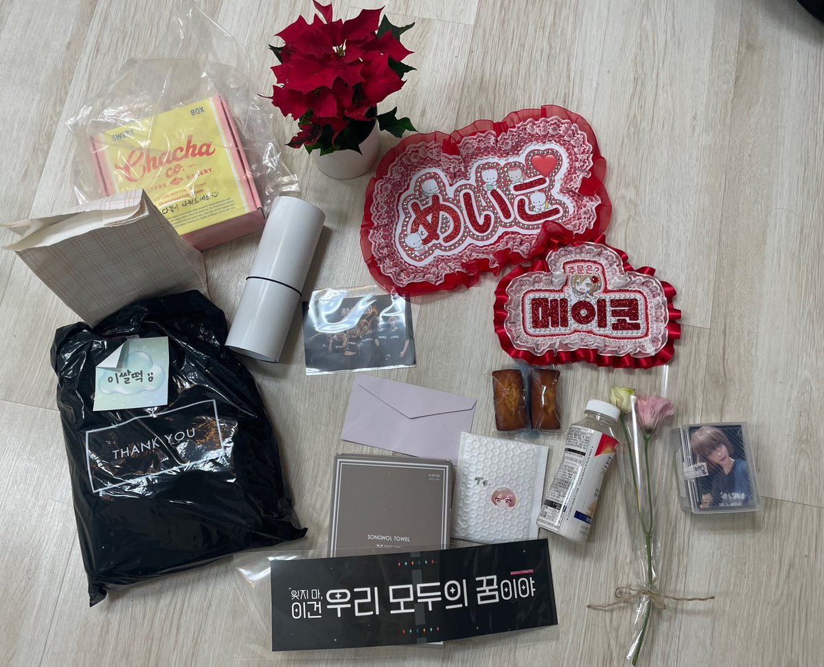 #잊지마_이건_우리_모두의_꿈이야 
#OMG_VISANG사태 
#비상견단후기

제대로쓰는  비배스 커버콘 비상견단 후기
안녕하세요 비상견단에서 메이코를 한 이쌀떡입니다.
제가 보통 글을 잘 못쓰는데 열심히 힘내서 써보겠습니다

첫번째사진은 윤새벽님! 감사합니다! <a href="/_yundawn_/">윤새벽</a>